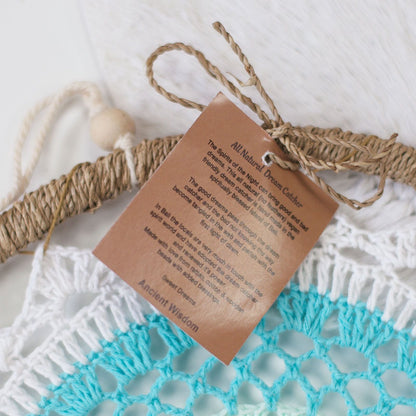 Atrapasueños El Bazar de Tizar con diseño de corazón rosa, tejido de algodón blanco y detalles en ratán natural.